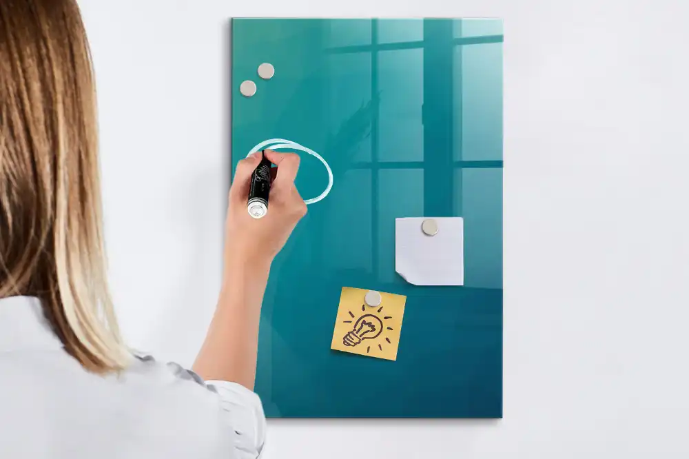 Magnetická popisovací tabule s geometrickými obrazci