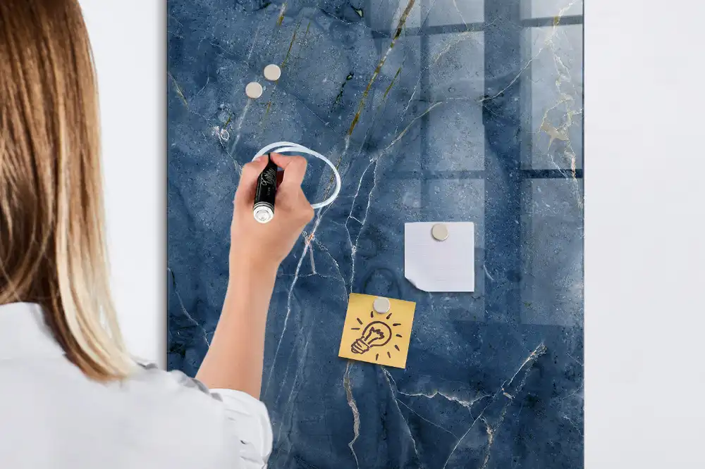 Magnetická popisovací tabule se stylovým mramorovým designem