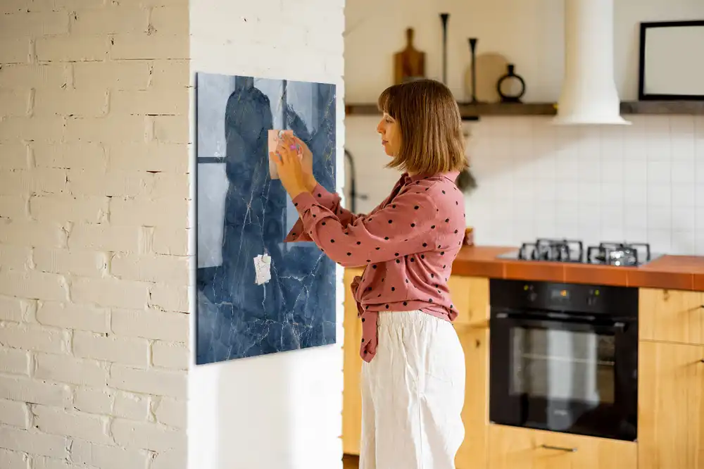 Magnetická popisovací tabule se stylovým mramorovým designem