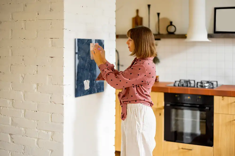 Magnetická popisovací tabule se stylovým mramorovým designem