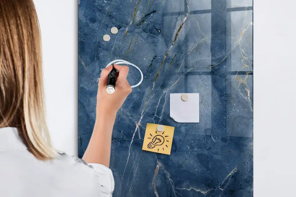 Magnetická popisovací tabule se stylovým mramorovým designem