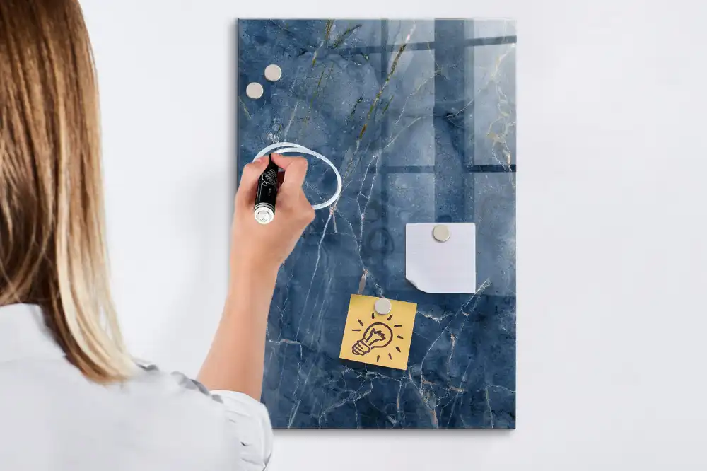 Magnetická popisovací tabule se stylovým mramorovým designem