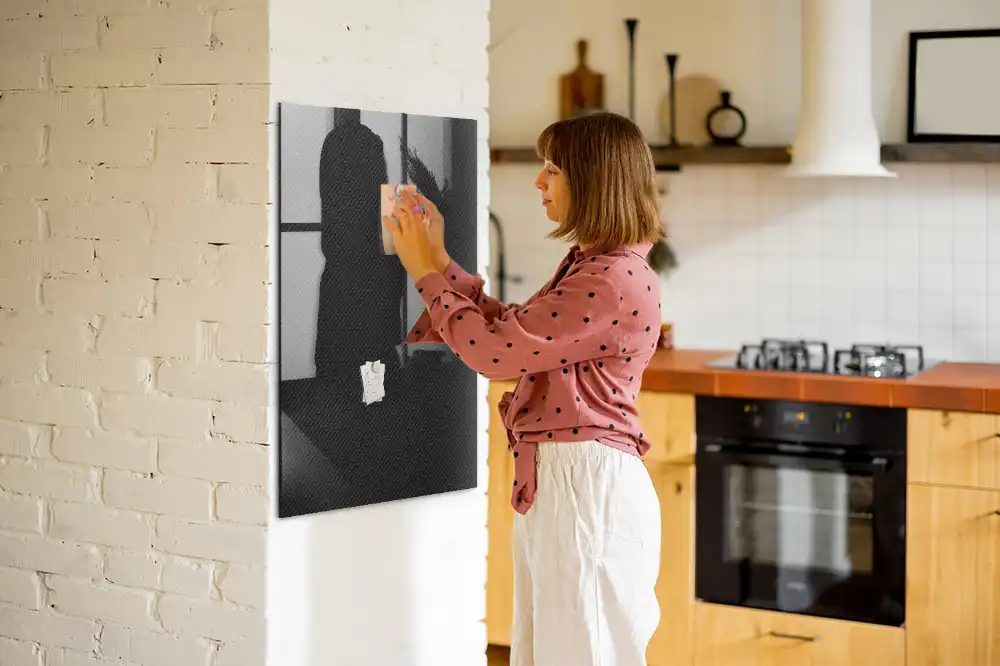 Magnetická popisovací tabule s tmavou strukturou