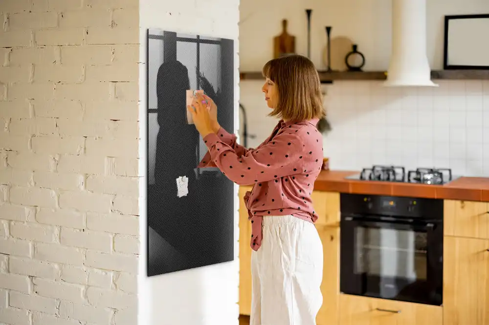 Magnetická popisovací tabule s tmavou strukturou