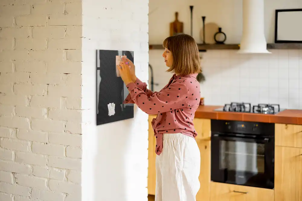 Magnetická popisovací tabule s tmavou strukturou