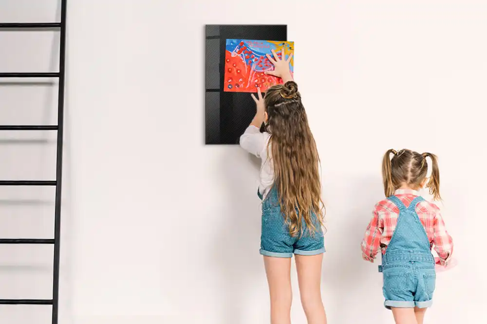 Magnetická popisovací tabule s tmavou strukturou