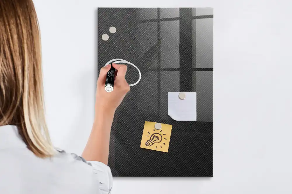 Magnetická popisovací tabule s tmavou strukturou