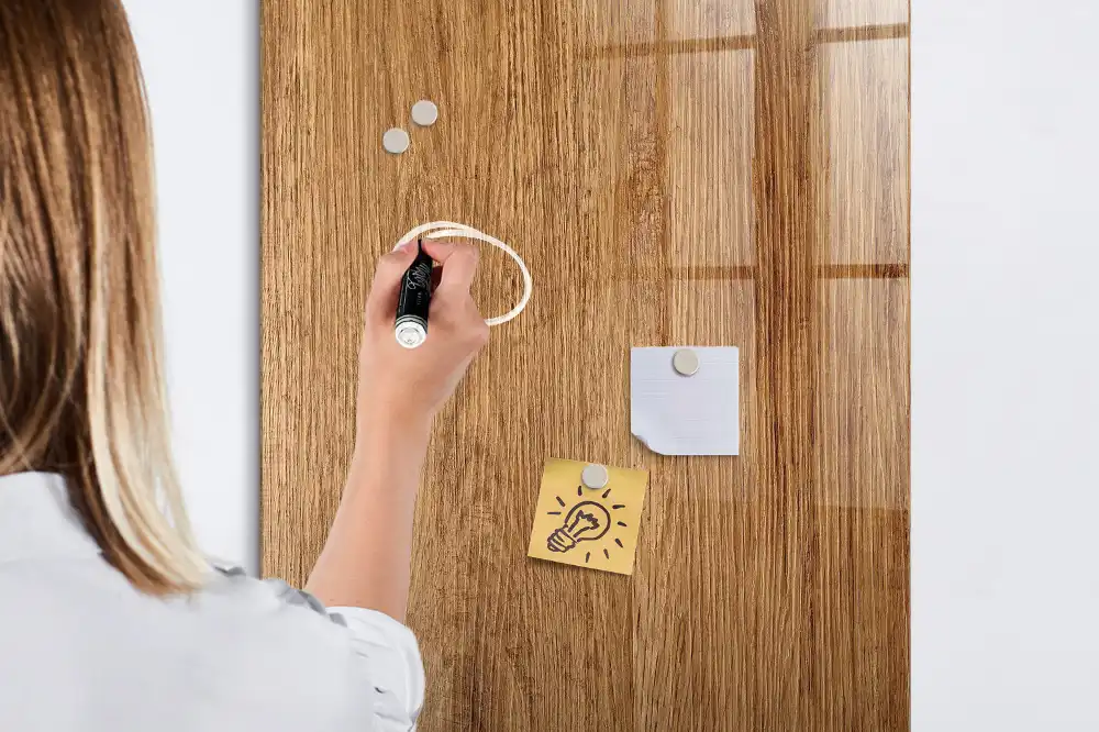 Magnetická popisovací tabule v dekoru světle hnědého dřeva