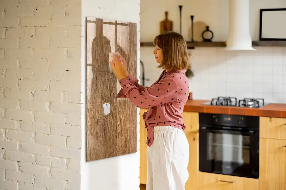 Magnetická popisovací tabule v dekoru světle hnědého dřeva
