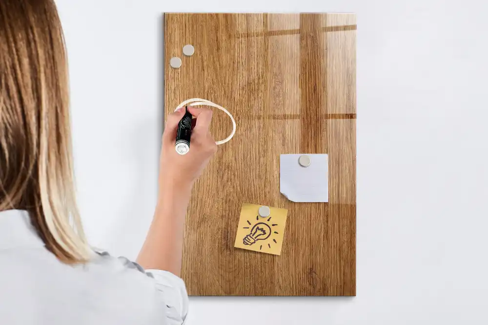 Magnetická popisovací tabule v dekoru světle hnědého dřeva