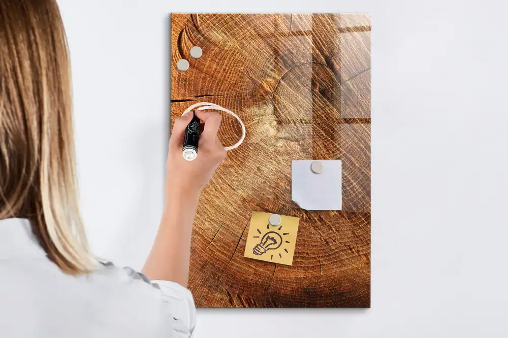 Magnetická popisovací tabule ve tvaru kmene stromu