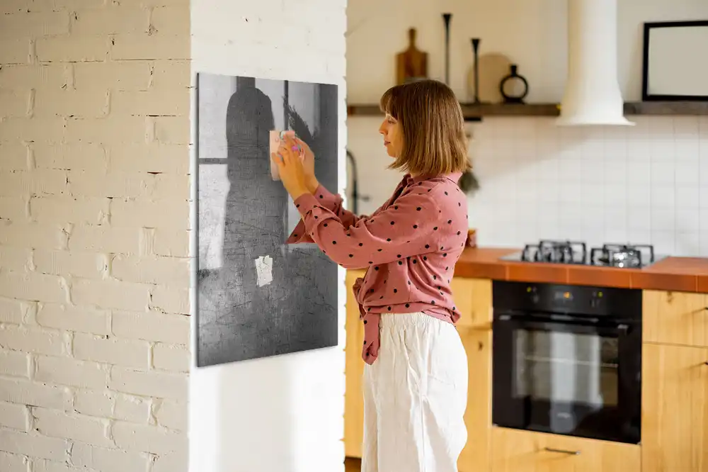 Magnetická popisovací tabule z oceli s poškrábaným povrchem