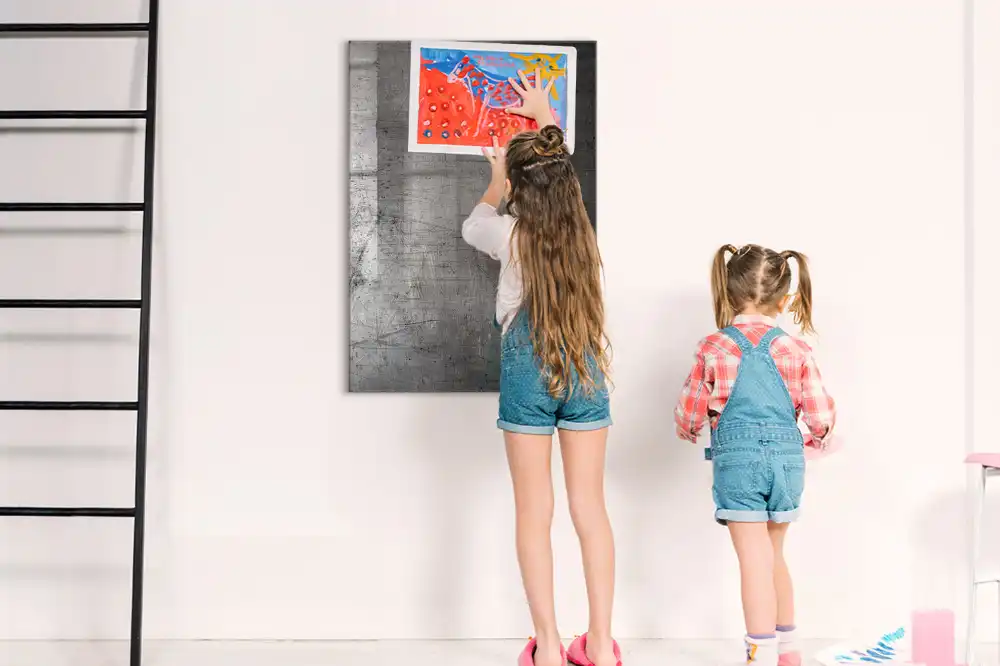 Magnetická popisovací tabule z oceli s poškrábaným povrchem