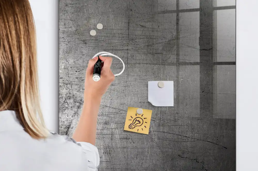 Magnetická popisovací tabule z oceli s poškrábaným povrchem
