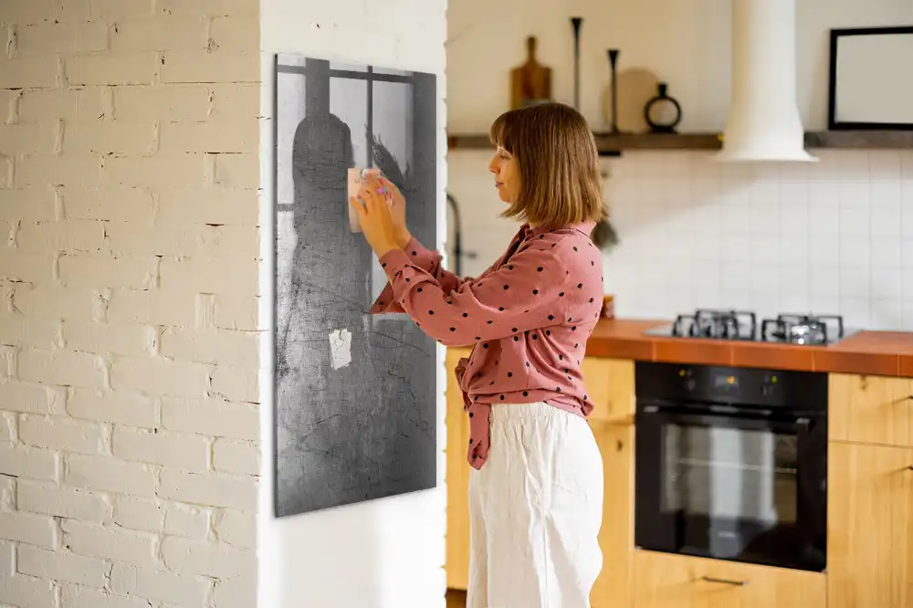 Magnetická popisovací tabule z oceli s poškrábaným povrchem