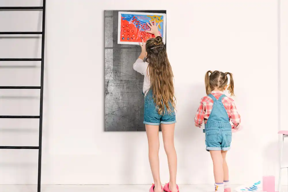 Magnetická popisovací tabule z oceli s poškrábaným povrchem