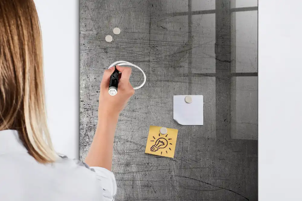 Magnetická popisovací tabule z oceli s poškrábaným povrchem