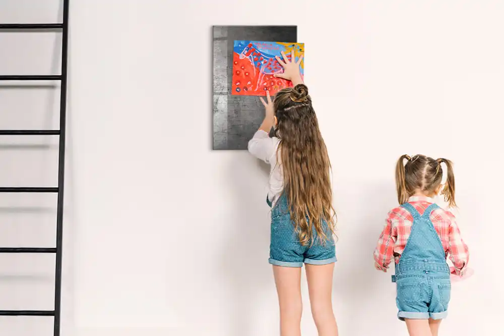 Magnetická popisovací tabule z oceli s poškrábaným povrchem