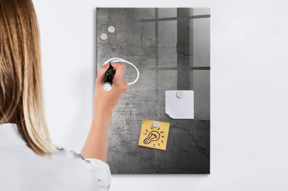 Magnetická popisovací tabule z oceli s poškrábaným povrchem