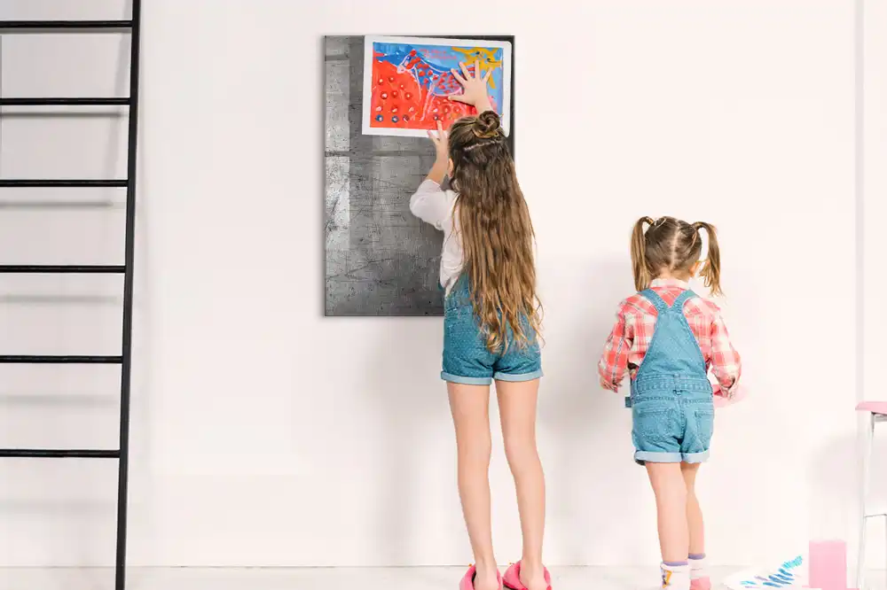 Magnetická popisovací tabule z oceli s poškrábaným povrchem