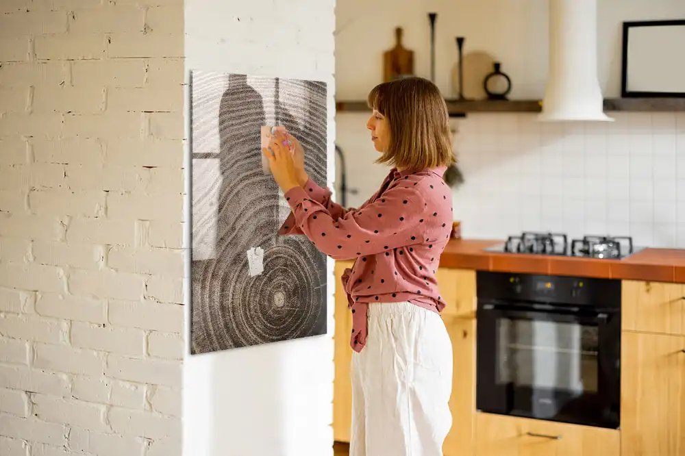 Magnetická popisovací tabule s dřevěnými kroužky