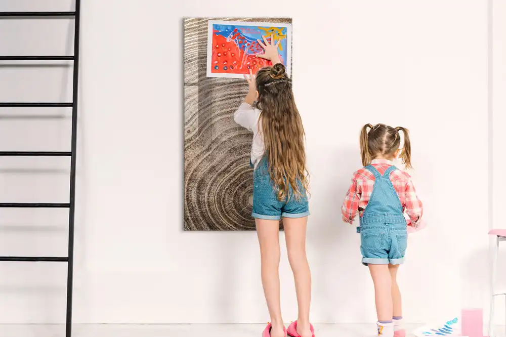 Magnetická popisovací tabule s dřevěnými kroužky