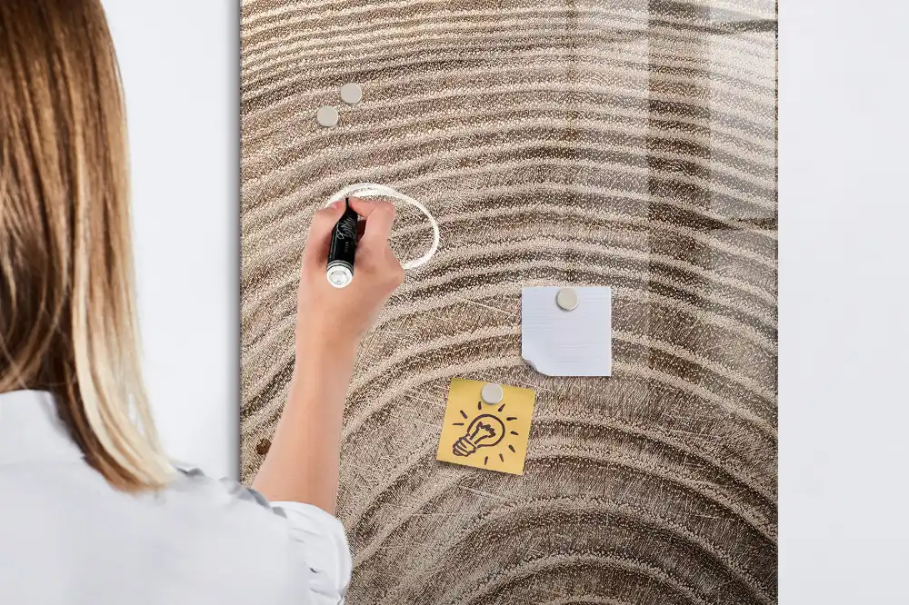 Magnetická popisovací tabule s dřevěnými kroužky
