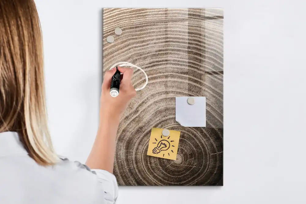 Magnetická popisovací tabule s dřevěnými kroužky