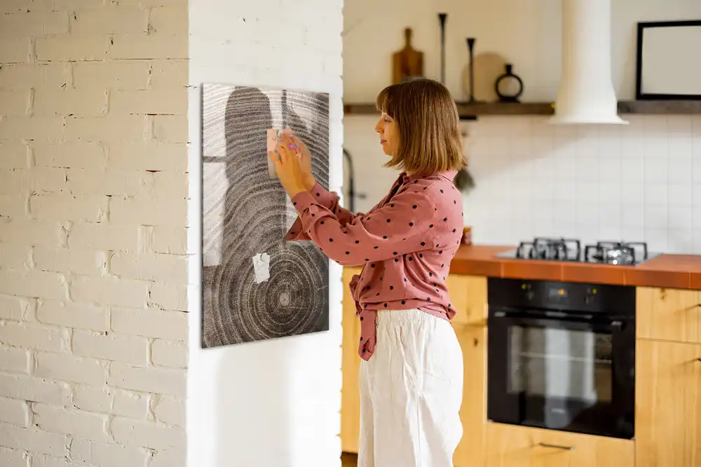Magnetická popisovací tabule s dřevěnými kroužky