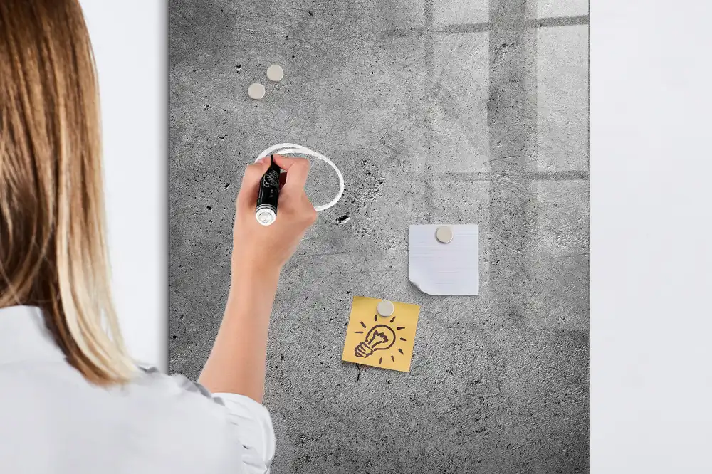 Magnetická popisovací tabule v designu surový beton