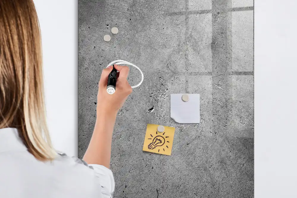 Magnetická popisovací tabule v designu surový beton