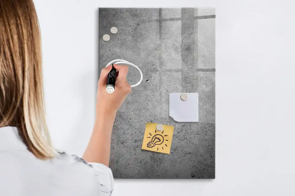 Magnetická popisovací tabule v designu surový beton