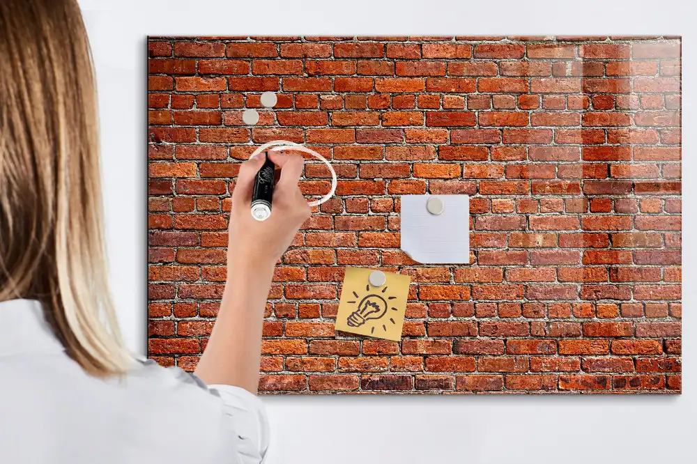 Magnetická psací tabule s motivem historické cihlové zdi