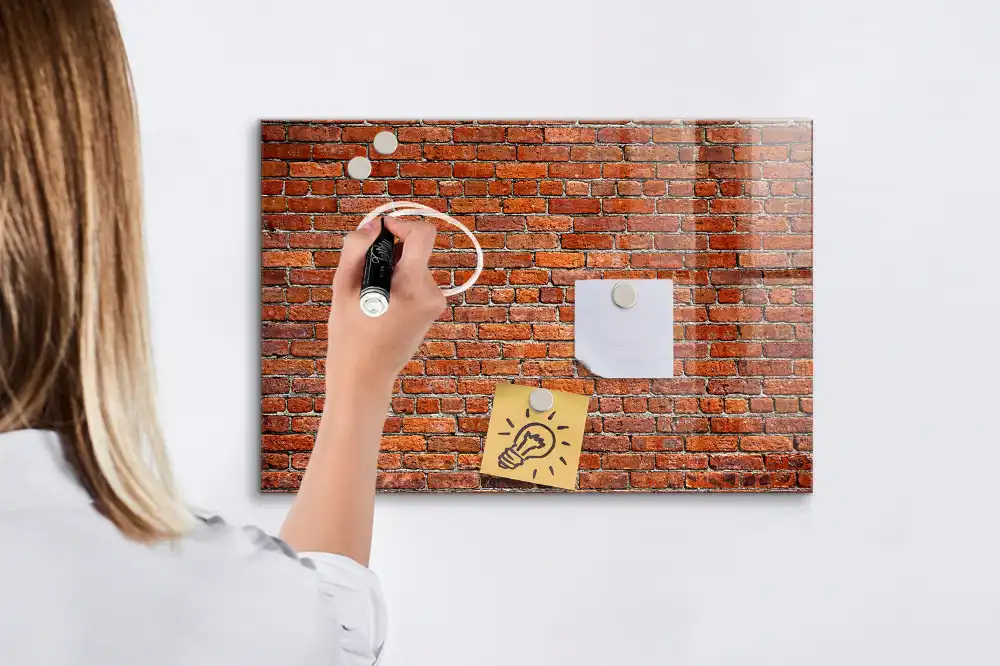 Magnetická psací tabule s motivem historické cihlové zdi