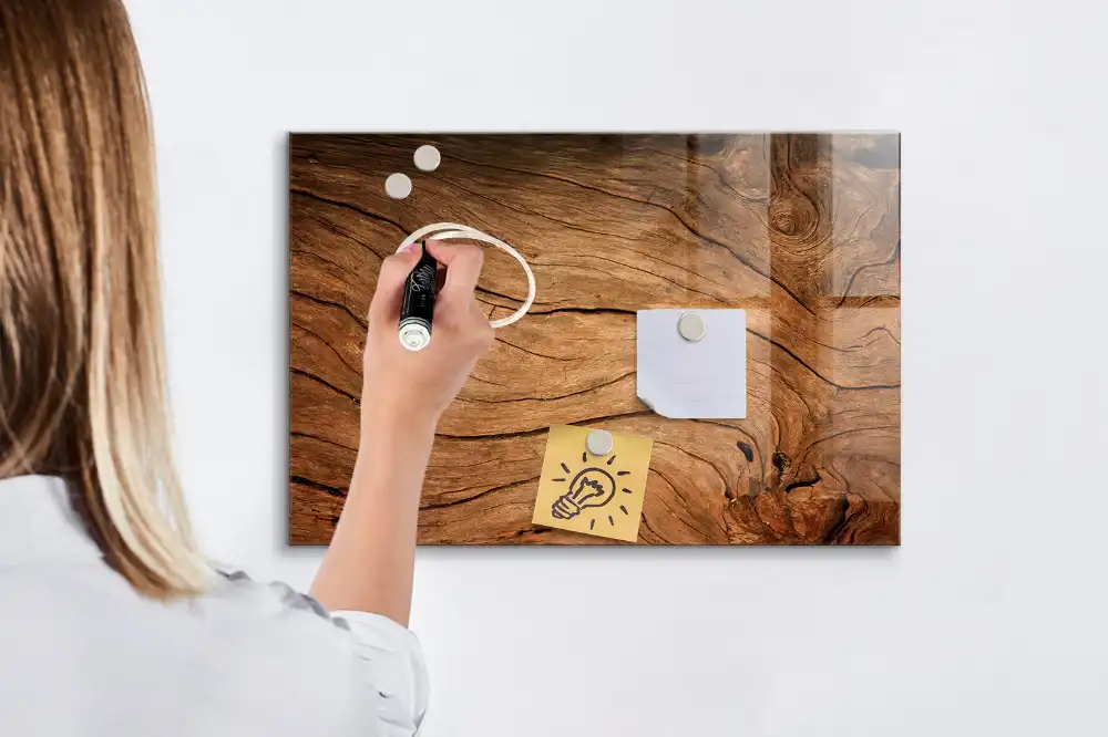 Magnetická kreslící tabule ve vzhledu starého dřeva