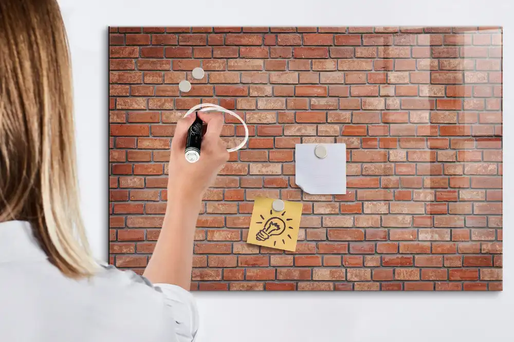 Magnetická psací tabule s motivem cihlové zdi