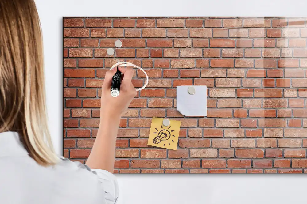 Magnetická psací tabule s motivem cihlové zdi