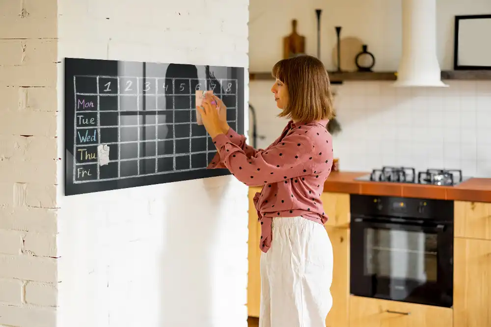 Magnetická psací tabule s rozvrhem hodin
