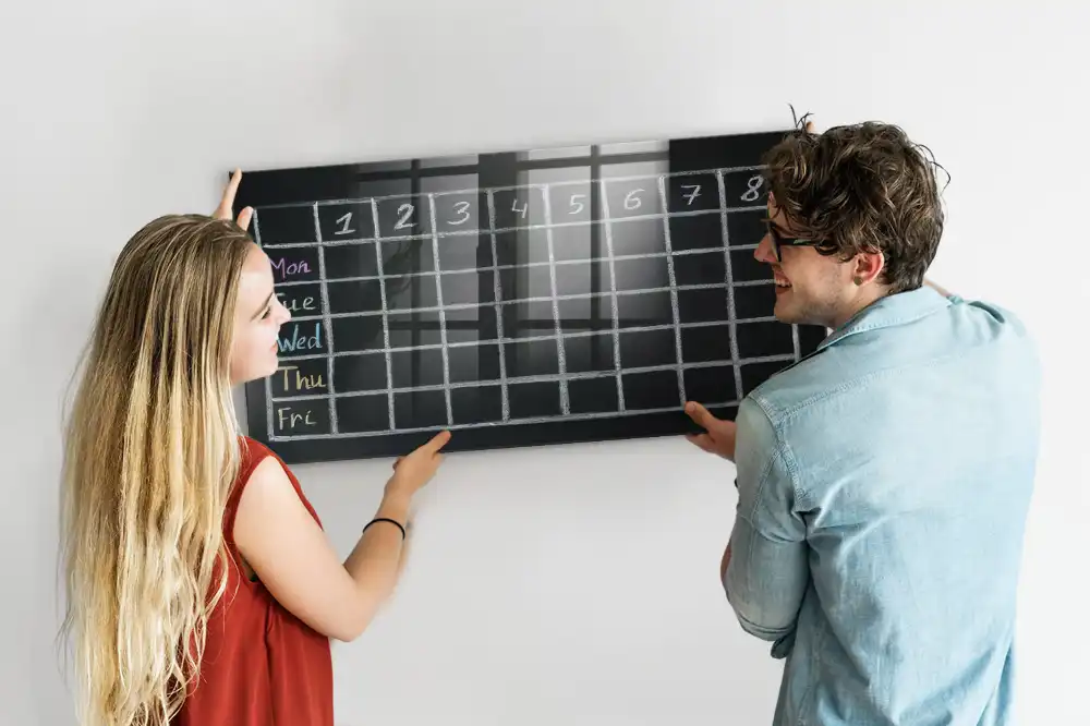 Magnetická psací tabule s rozvrhem hodin