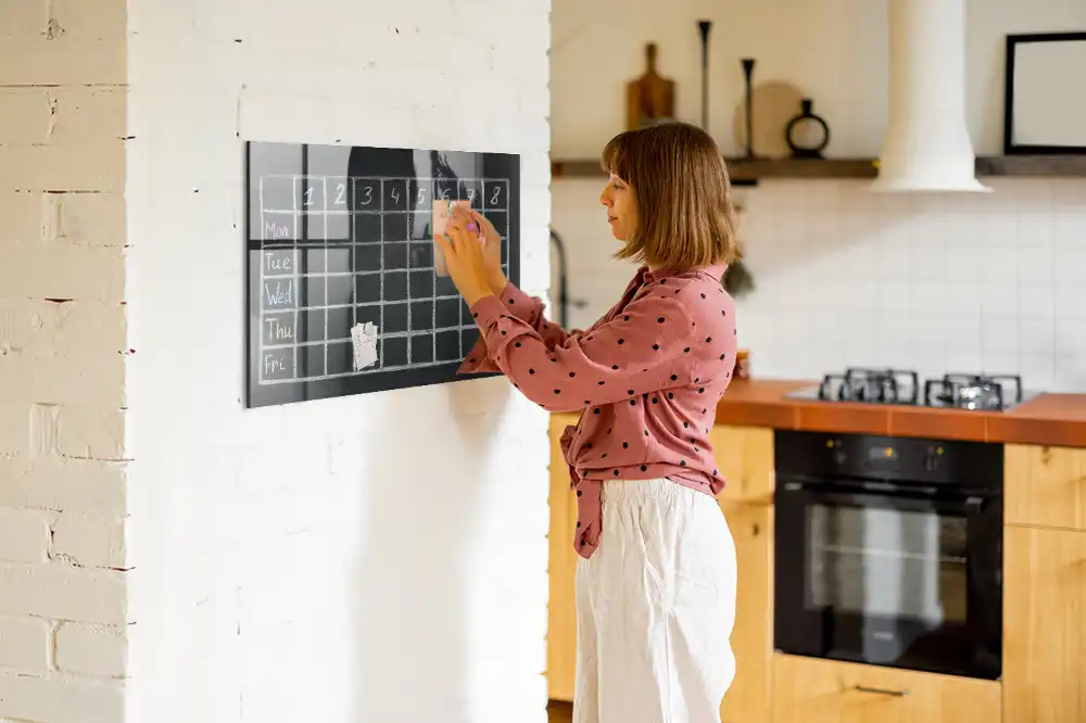 Magnetická psací tabule s rozvrhem hodin