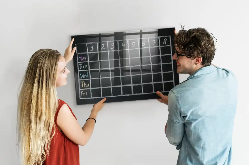 Magnetická psací tabule s rozvrhem hodin