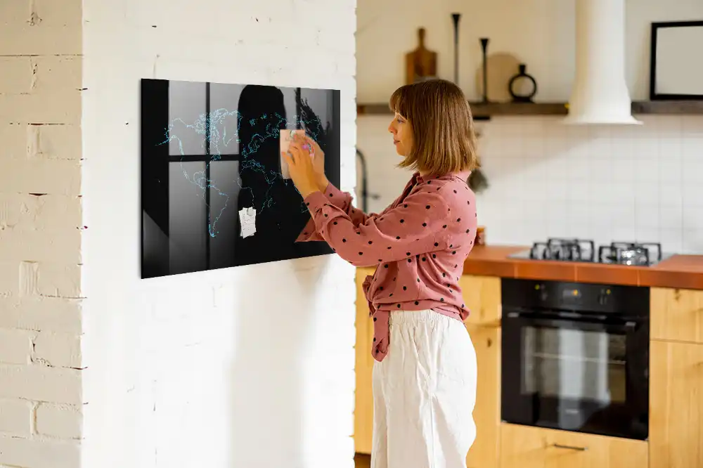 Magnetická psací tabule s obrysy mapy světa