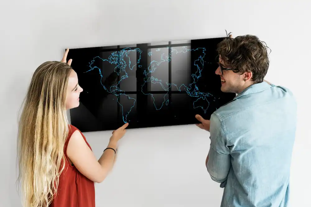 Magnetická psací tabule s obrysy mapy světa