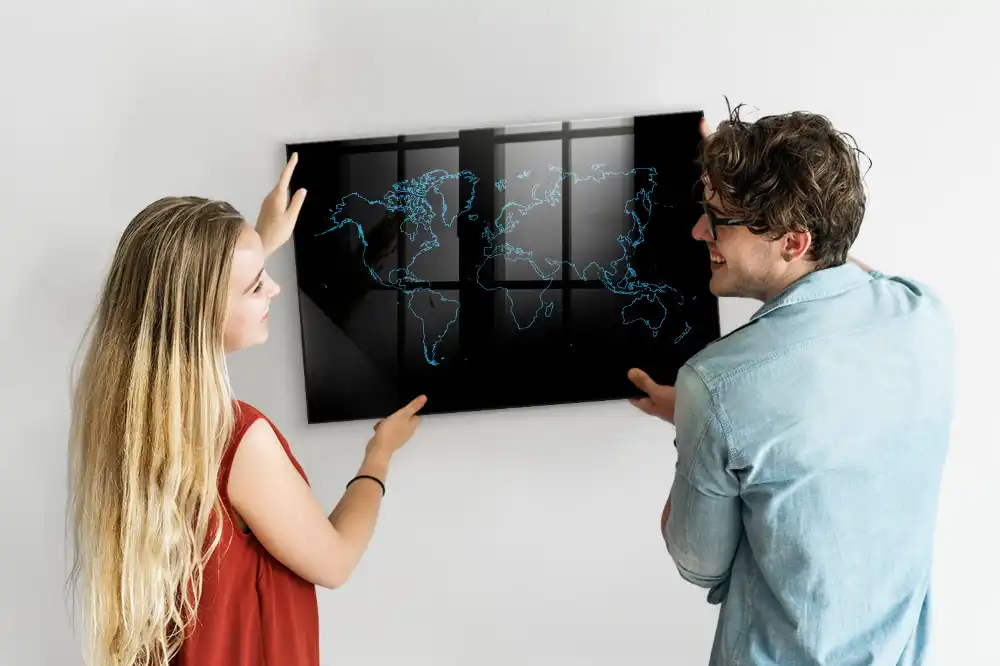 Magnetická psací tabule s obrysy mapy světa