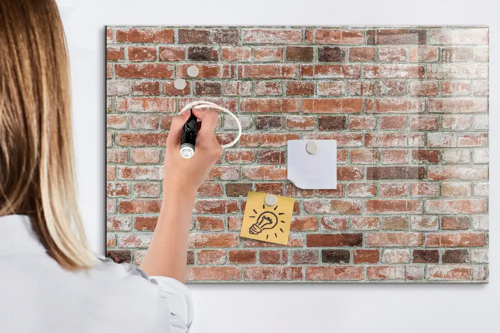 Magnetická psací tabule s motivem cihlové zdi