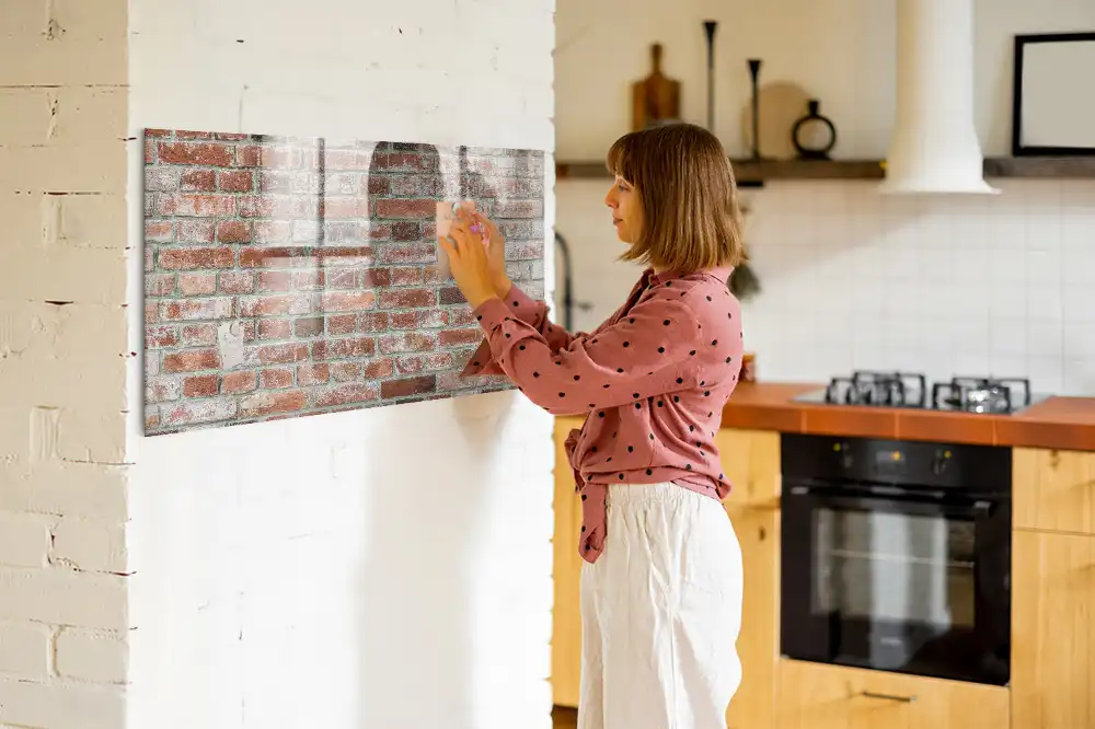 Magnetická psací tabule s motivem cihlové zdi