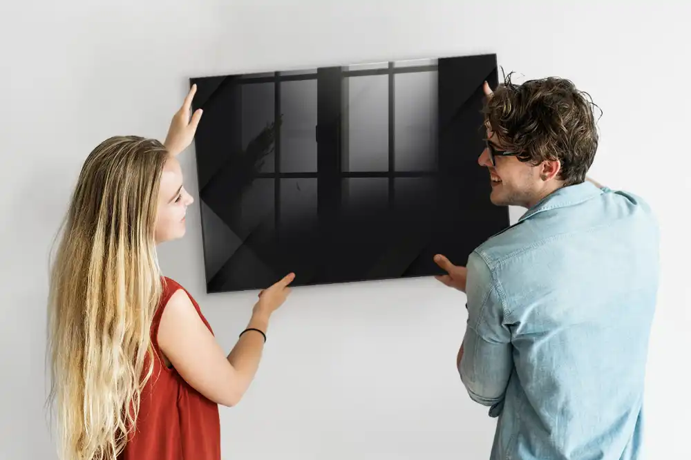 Magnetická psací tabule s tmavým vzorem na zeď