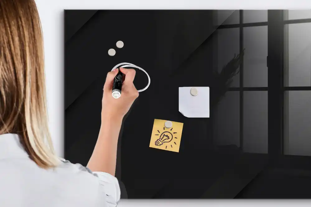 Magnetická psací tabule s tmavým vzorem na zeď