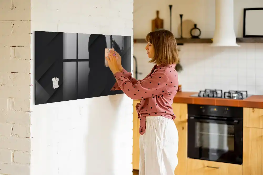 Magnetická psací tabule s tmavým vzorem na zeď