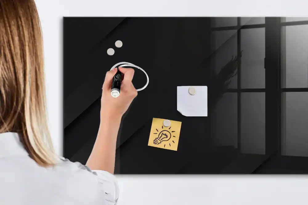 Magnetická psací tabule s tmavým vzorem na zeď
